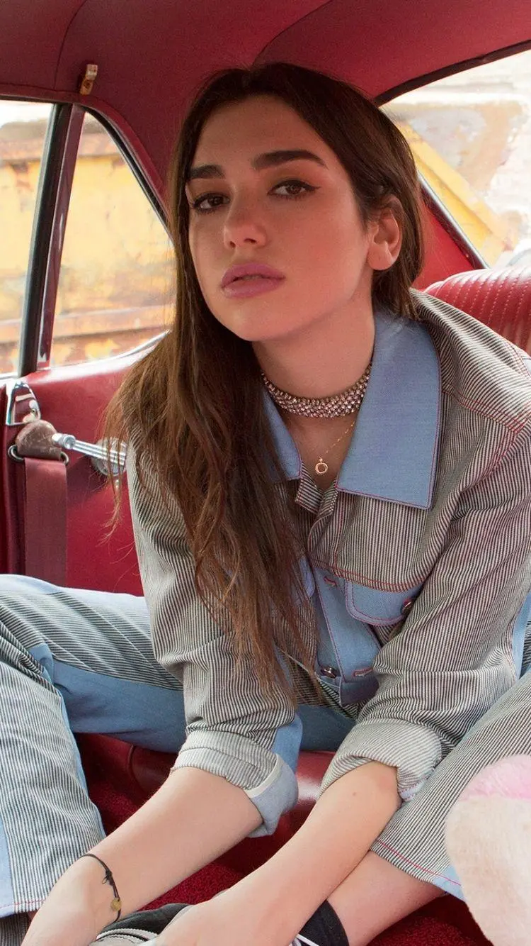 New wallpaper of Dua Lipa, the singer with a special voice