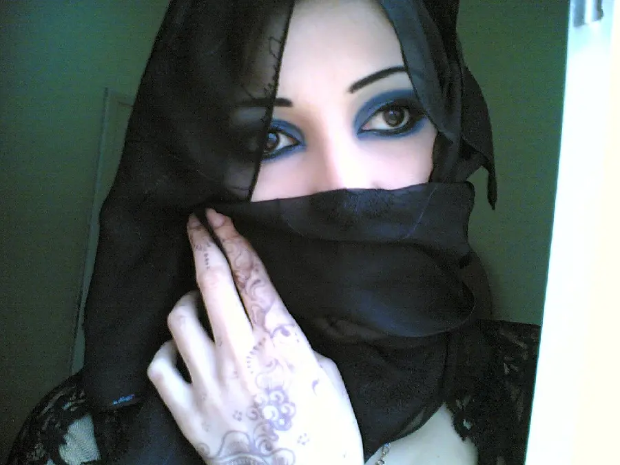 A luxurious and spectacular picture of a white girl with a mask for your profile