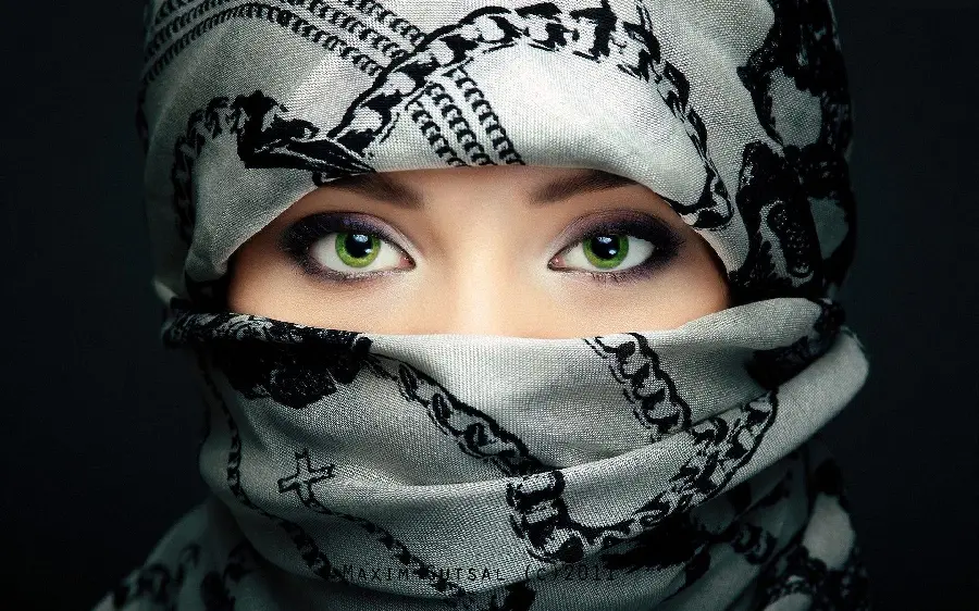 New stylish profile picture 2024 of a green-eyed girl with a veil