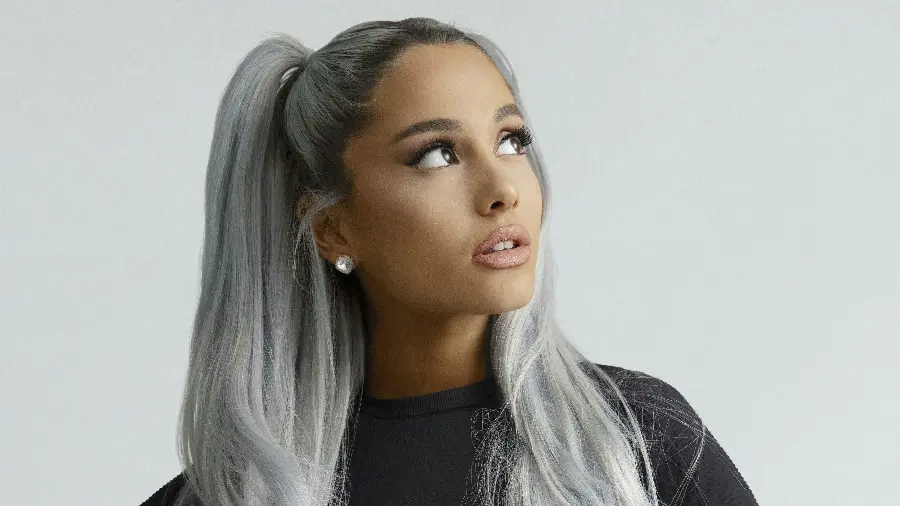 Ariana Grande's background with a bright background