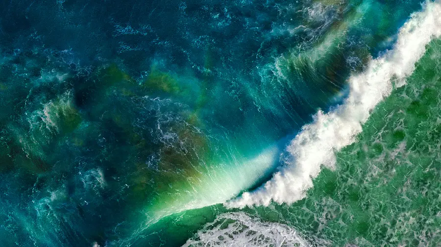 Image taken from the top of the wavy and rough ocean
