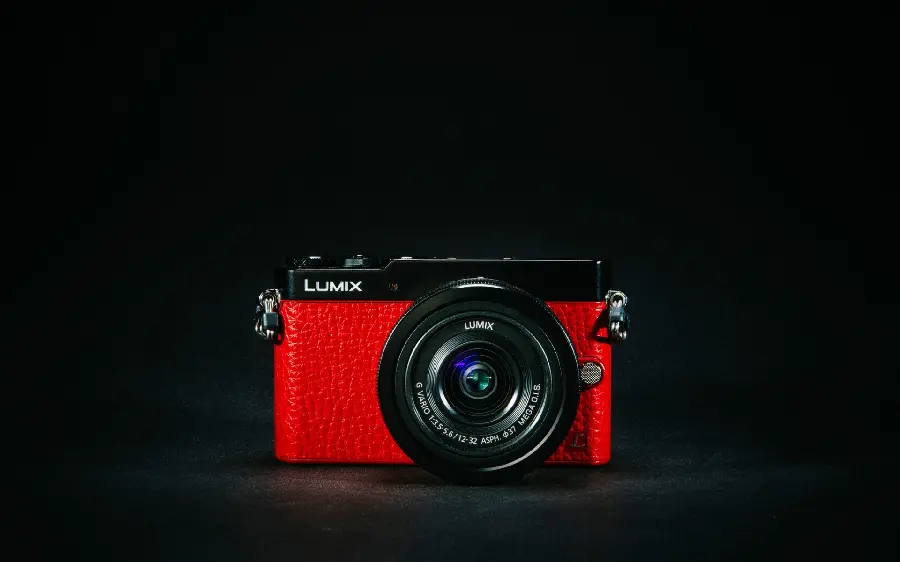 Simple wallpaper with a red camera design on a black background