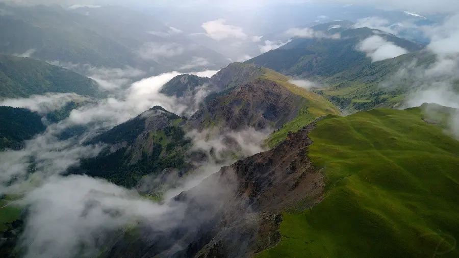 Beautiful wallpaper of mountains surrounded by thick fog 1403