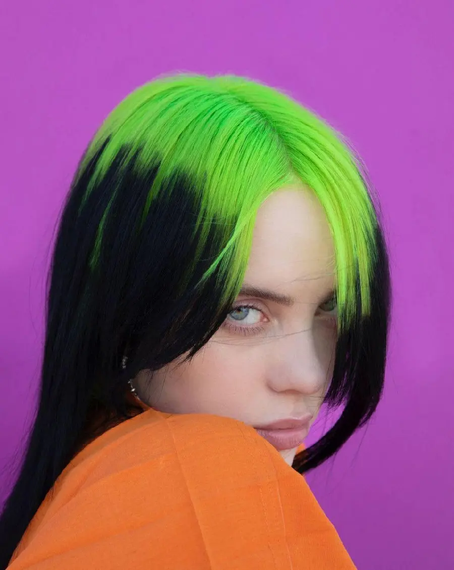 Old photo of Billie Eilish with famous green hair and pink background 