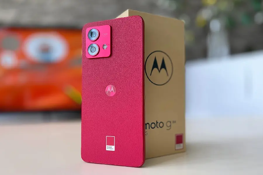 Photos of the Moto phone G84 Motorola Red Color Girly 