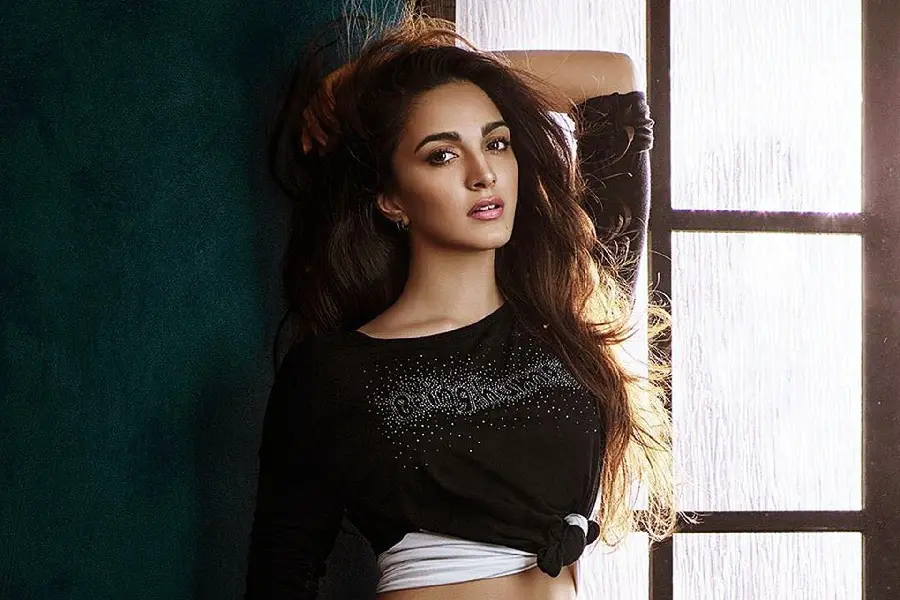 Kiara Advani Famous Photo Pose Beautiful Indian Actress 