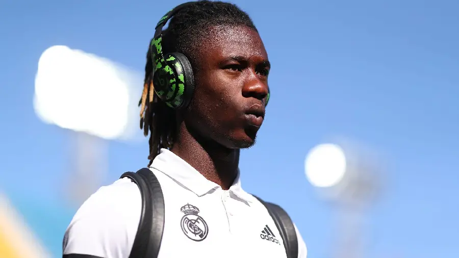 Background photo of Eduardo Camavinga, a French Angolan footballer