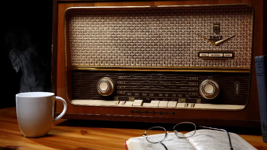 Classic and interesting wallpaper of a radio for lovers of old things