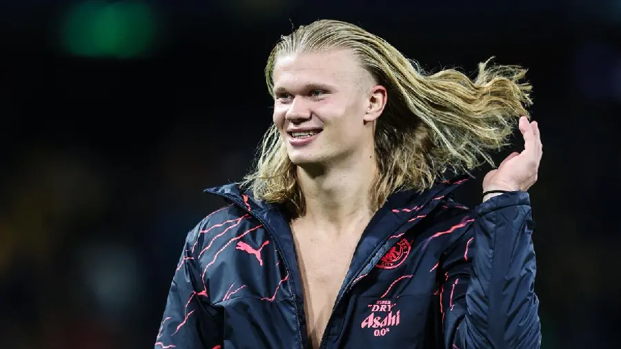 Interesting and spectacular photo of Erling Haaland with a dark background
