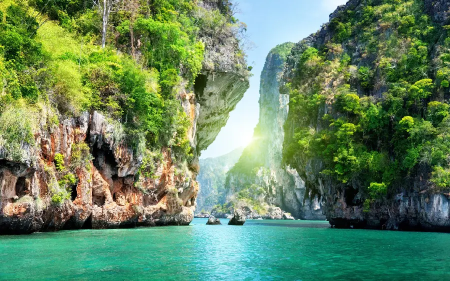 The most attractive tourist attraction of a lake full of water among the lush high mountains
