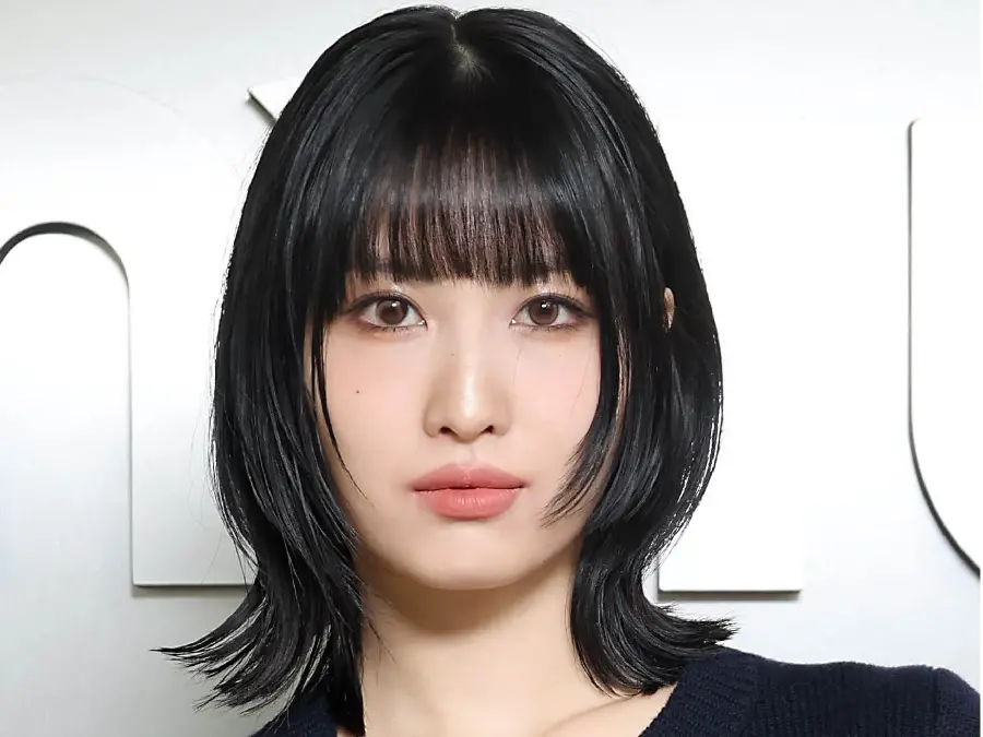 Simple girls' bangs hairstyle without clips 