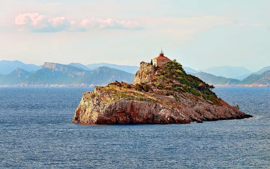 Download free photos of a dreamy and stylish area for spending your honeymoon