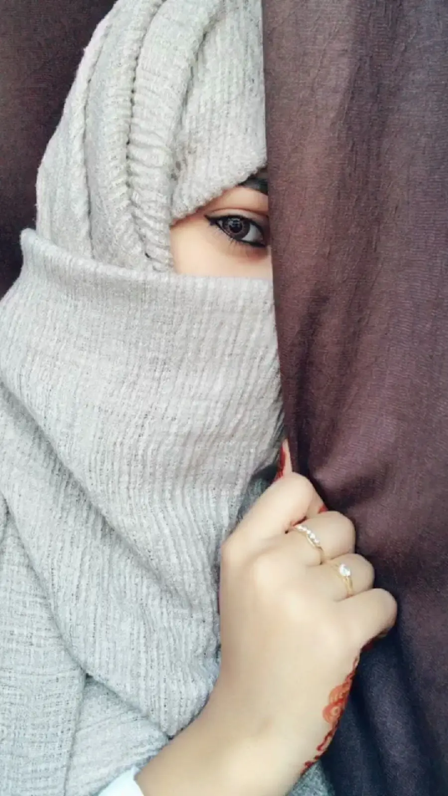 A profile picture with excellent quality taken from a girl with a veil