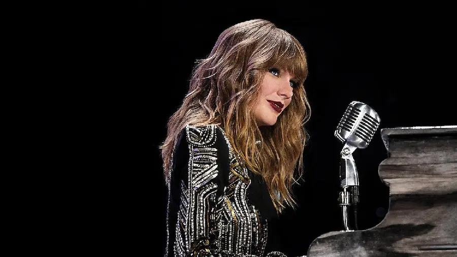 A picture of the beautiful Taylor Swift on stage and behind the microphone