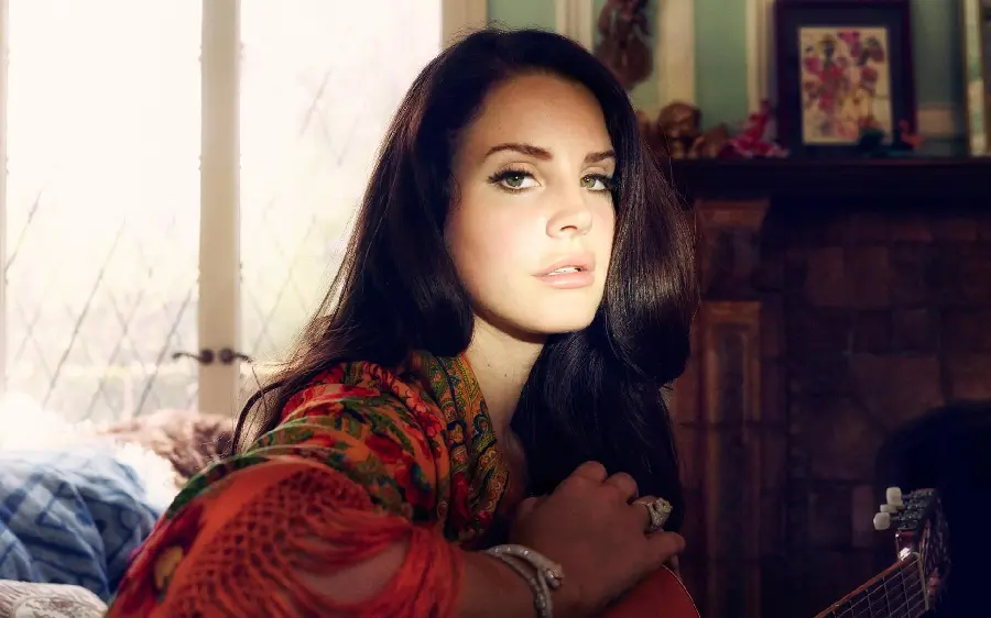 New photo of Lana Del Rey with a special and attractive style and pose