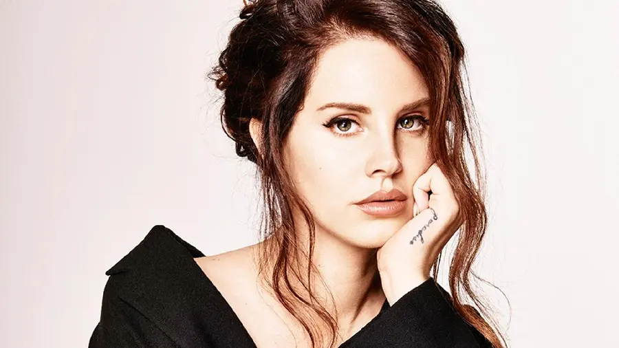 Stylish and cool profile picture of Lana Del Rey