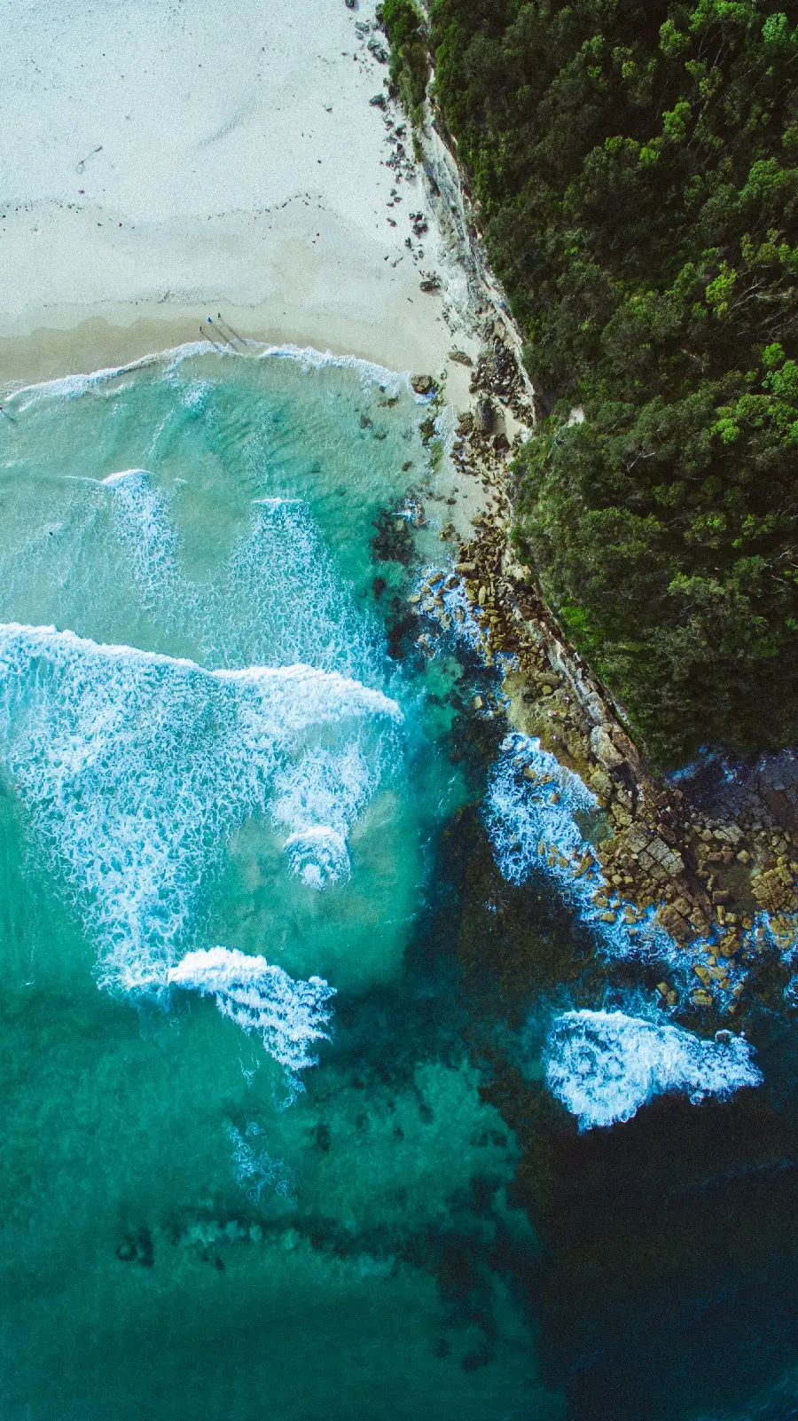Download the nature design background of the sea and the sandy and rocky beach of the Motorola Moto G84