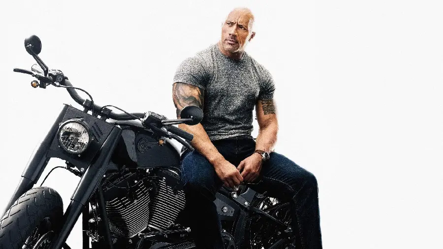 Photo of Dwayne Johnson with a height of nearly two meters with a direct link