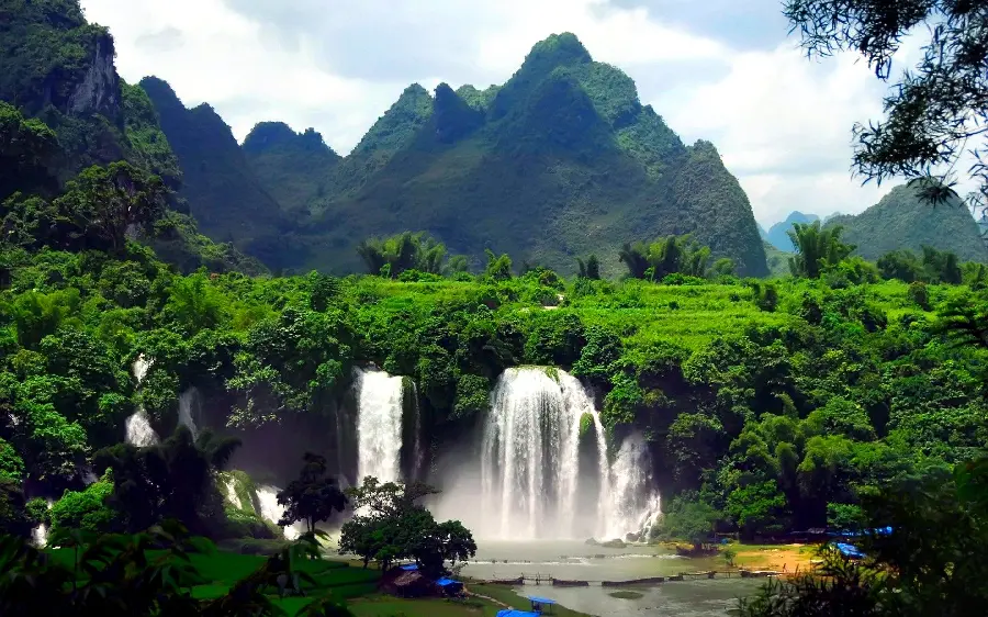 Free download of a photo of a natural and lush landscape and mountain waterfall