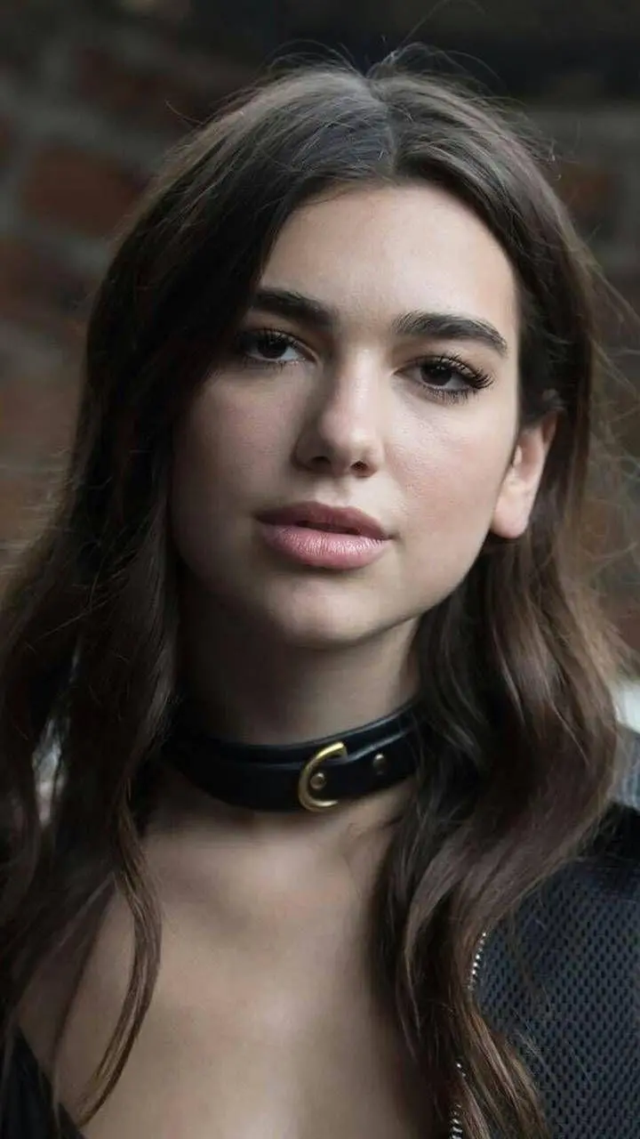 Wallpaper of the face of Dua Lipa, the beautiful singer of the world music industry