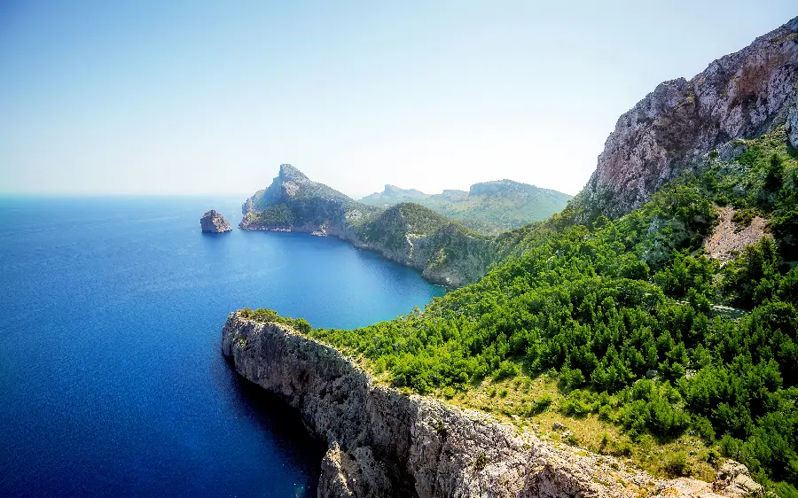 Attraction and The natural landscape of the mountains leading to the sea is the most dreamy area for nature tourism 