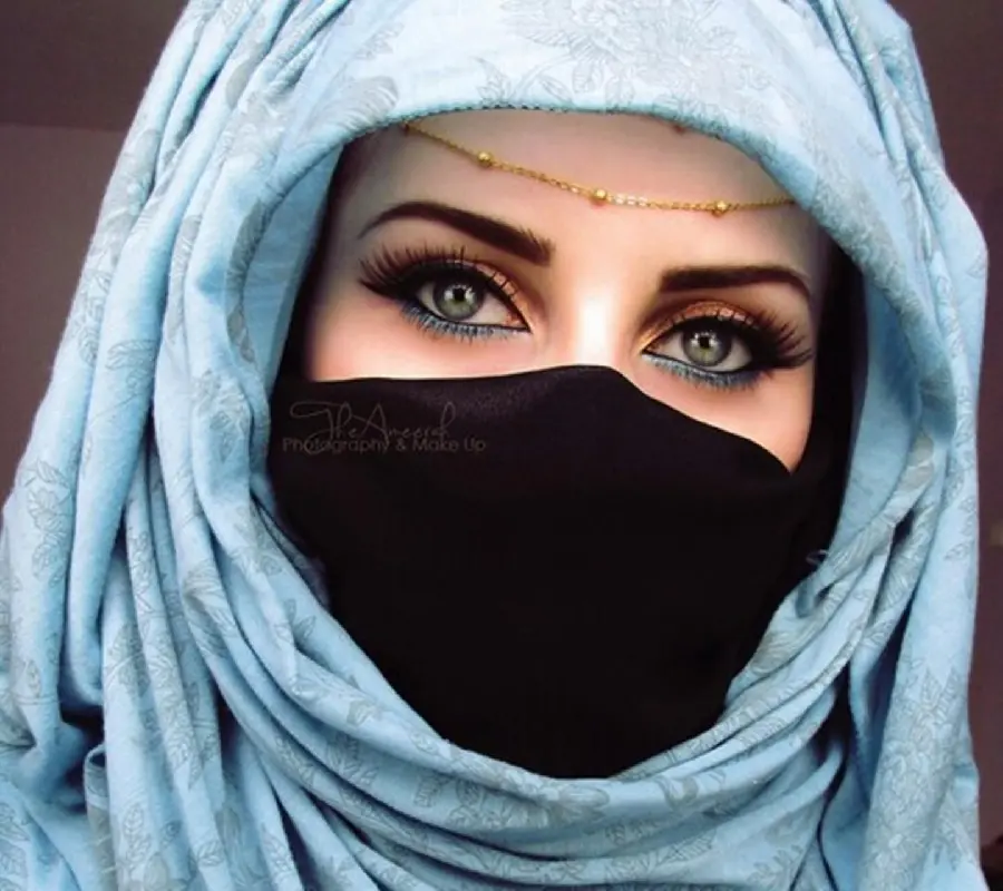 A new luxurious profile photo of a girl with a black mask
