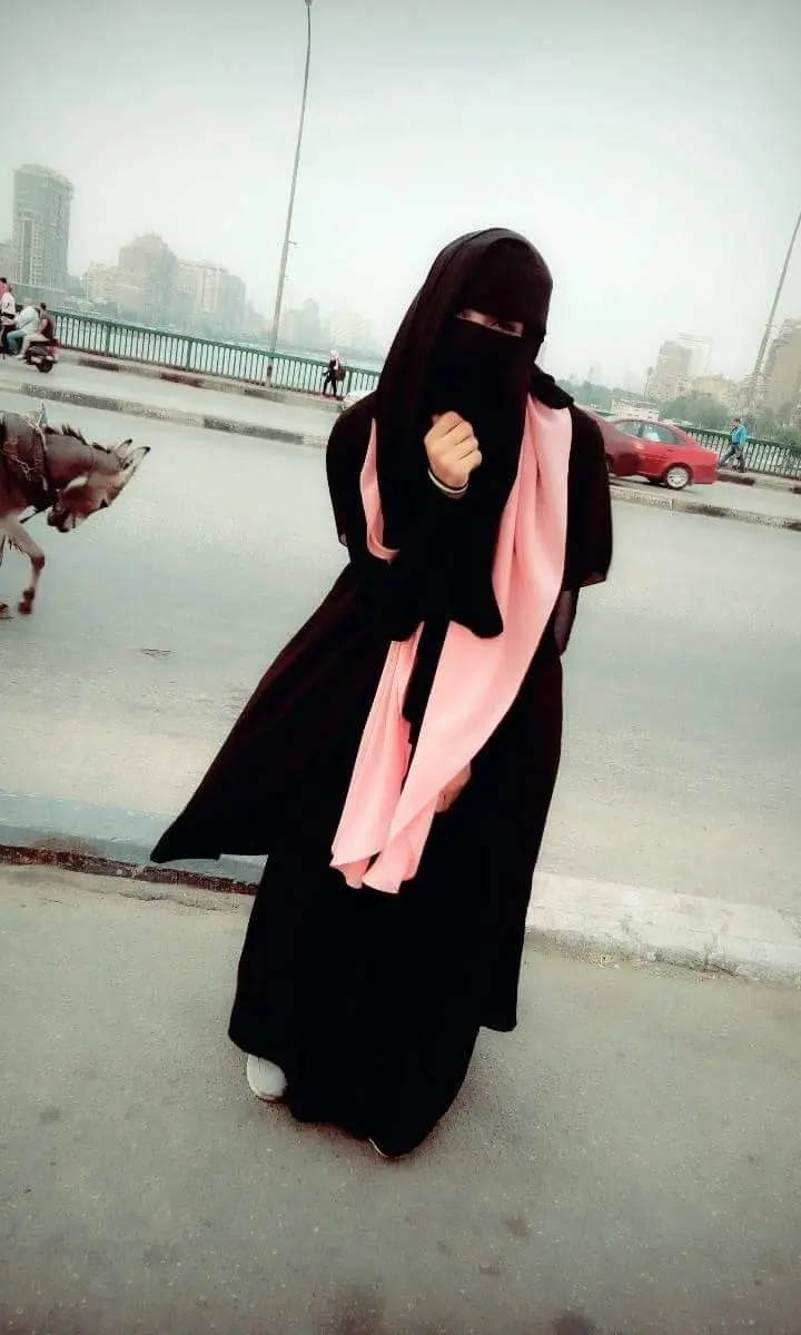 Free download of a girl's profile picture with a veil and a black dress