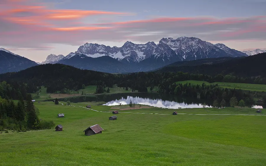 Download profile photo of tourist nature and outside the city