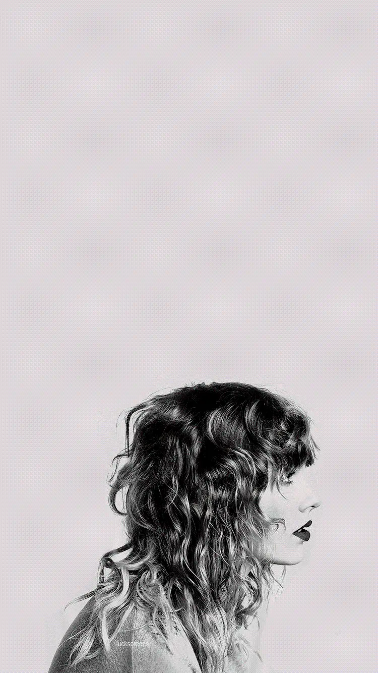 Stylish and luxurious photo of Taylor Swift, a professional singer and songwriter