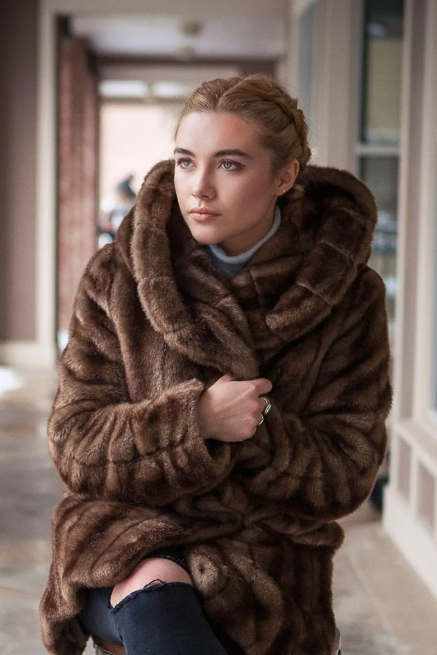 Wallpaper of the British face Florence Pugh wearing an expensive fur coat