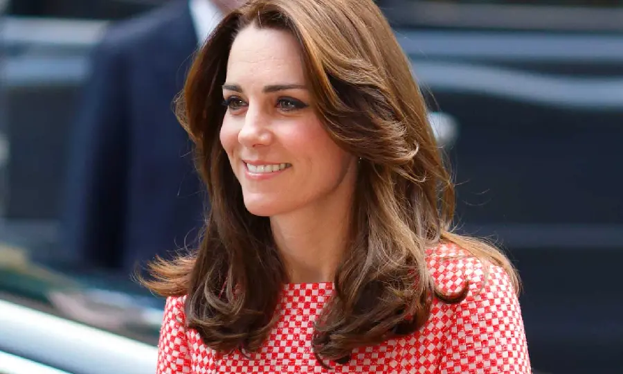 Kate Middleton wallpaper in a red dress with white dots