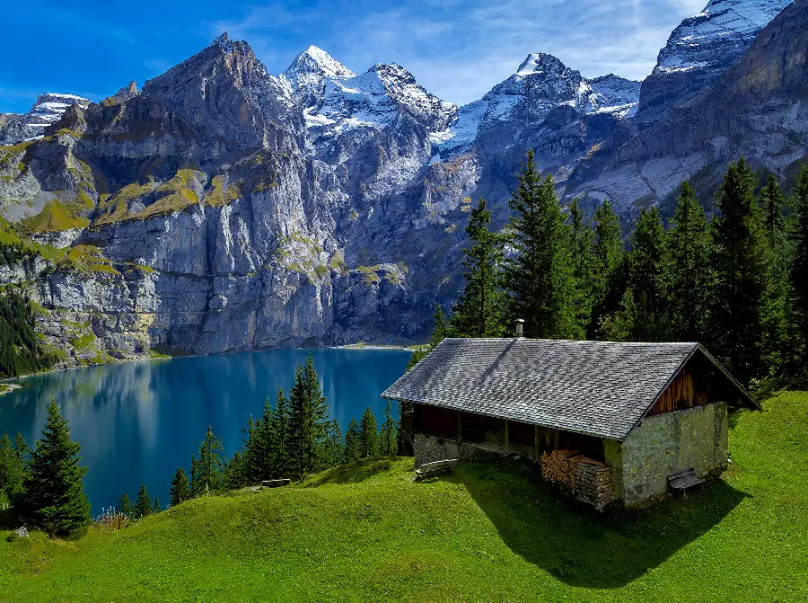 Download a very beautiful photo of a cottage Wooden tree in a natural environment