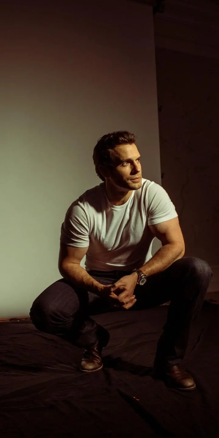 Wallpaper image for the phone of Henry Cavill fans
