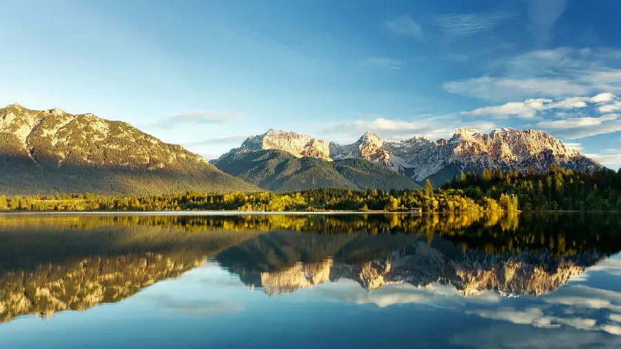 Interesting background photo of the lake and its surrounding vegetation