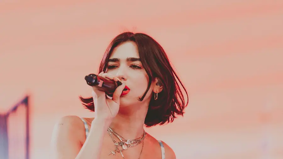Photo taken of Dua Lipa with short hair while singing