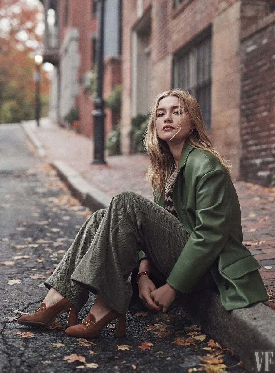 Photo Florence Pugh in a stylish outfit in the autumn city