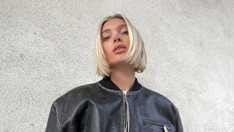 Photo of simple women's and girls' hairstyles for bleached hair, base 8