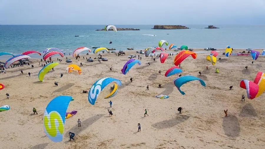 Background of the exciting jump of Iranian and foreign acrobats in the sky of Kish