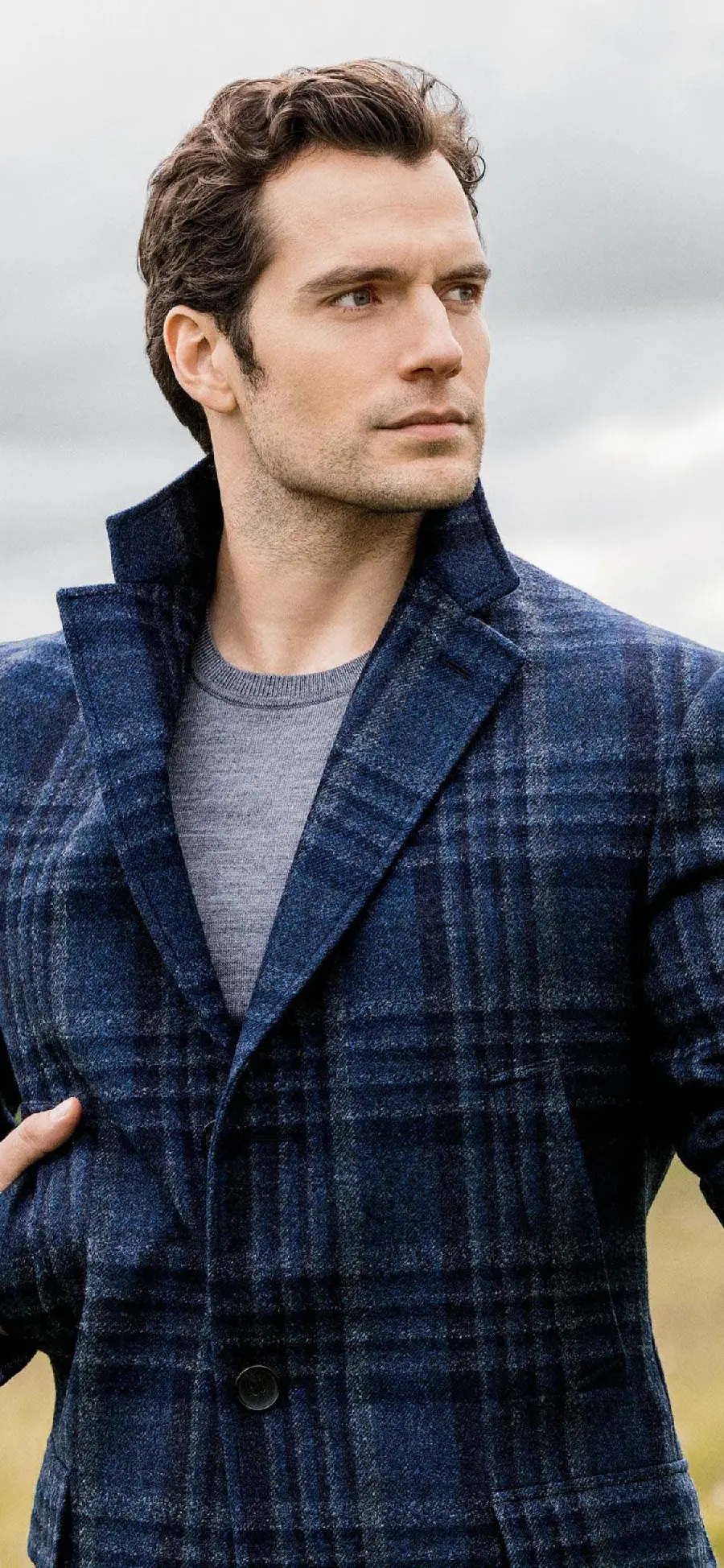New photo of handsome English actor Henry Cavill