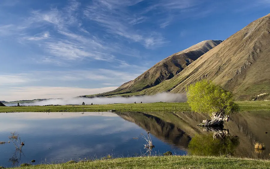 Attractive nature wallpaper of a clear lake and high mountains