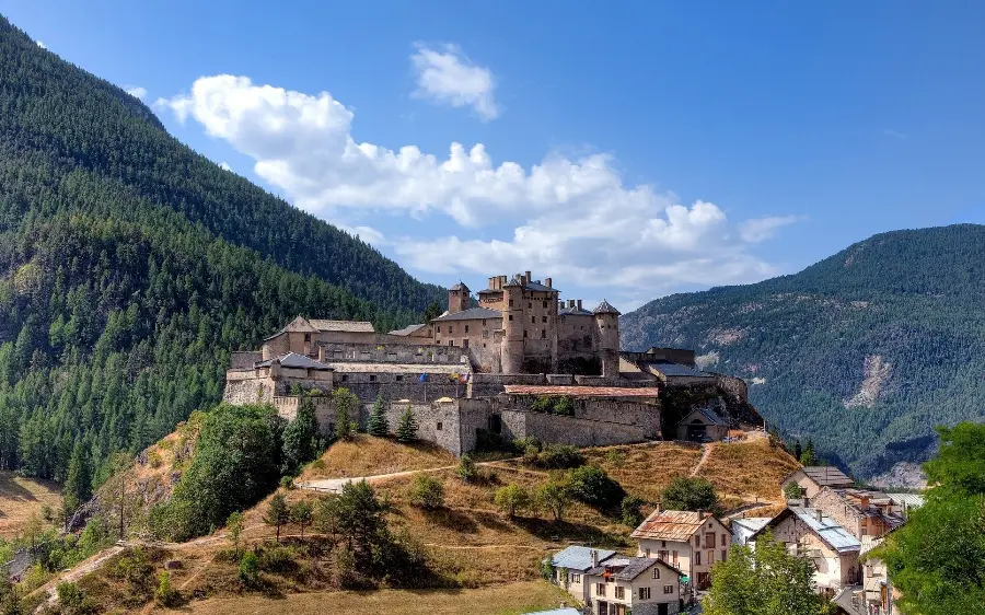 Castle de Cuirass castle wallpaper, one of the special and spectacular attractions of France 