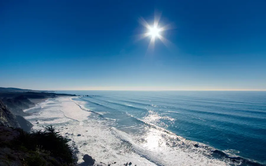 Photo of Direct Sunlight on the Seashore for Selected Computer Wallpaper 2023