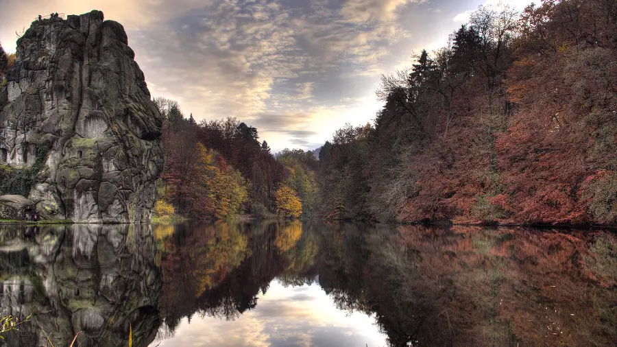 The nature of giant rocks and their reflection in the sea water 
