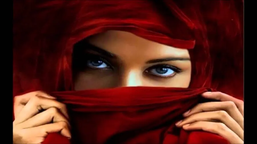 Free download of a girl's profile picture with a red veil