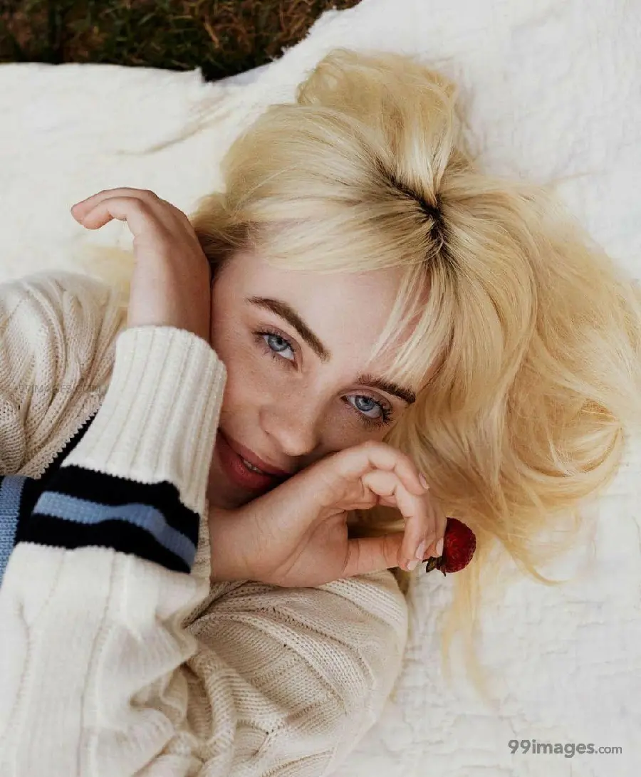Beautiful picture of Billie Eilish in bed with a cute and cute hairstyle 
