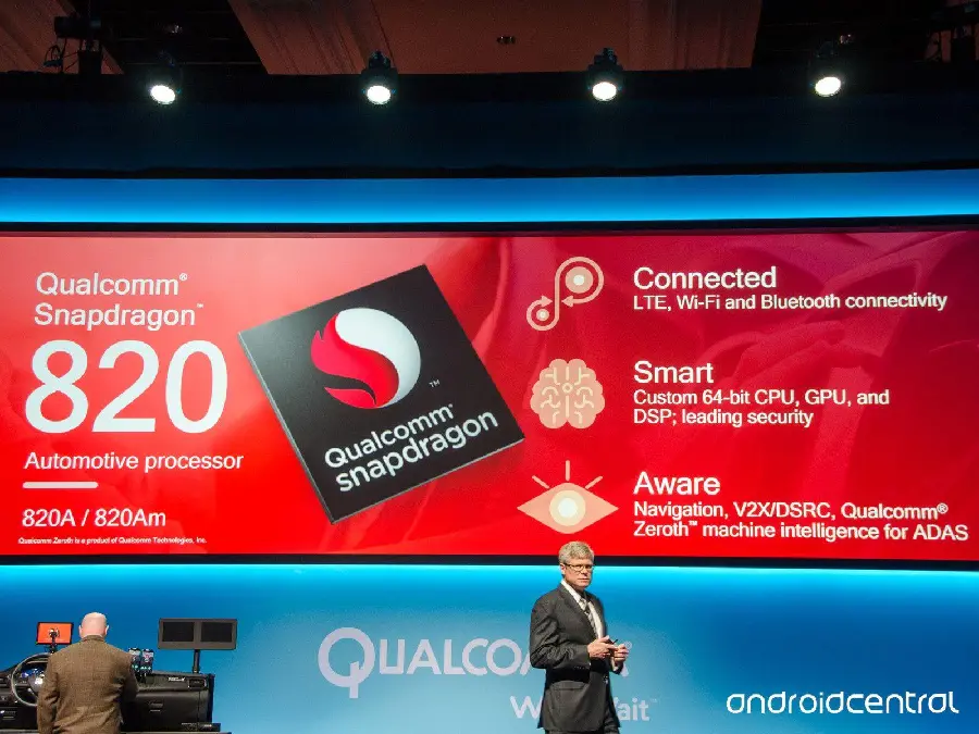 Background image comparing the Snapdragon 652 processor with the Snapdragon 820