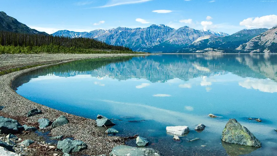 Photo of a lake full of water in a high and beautiful mountain