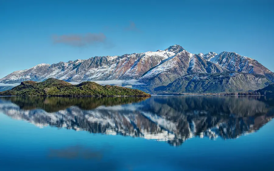 Download a simple lake photo of a mountain island full of water