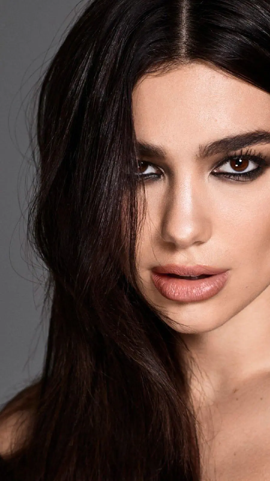 Wallpaper of the attractive face of Dua Lipa, winner of numerous awards in the music industry