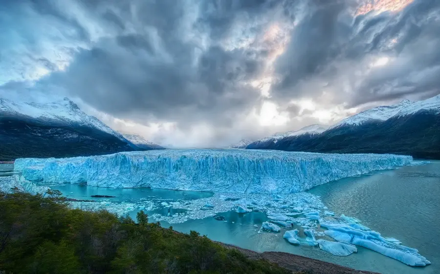 Winter profile photo of a magnificent glacier view